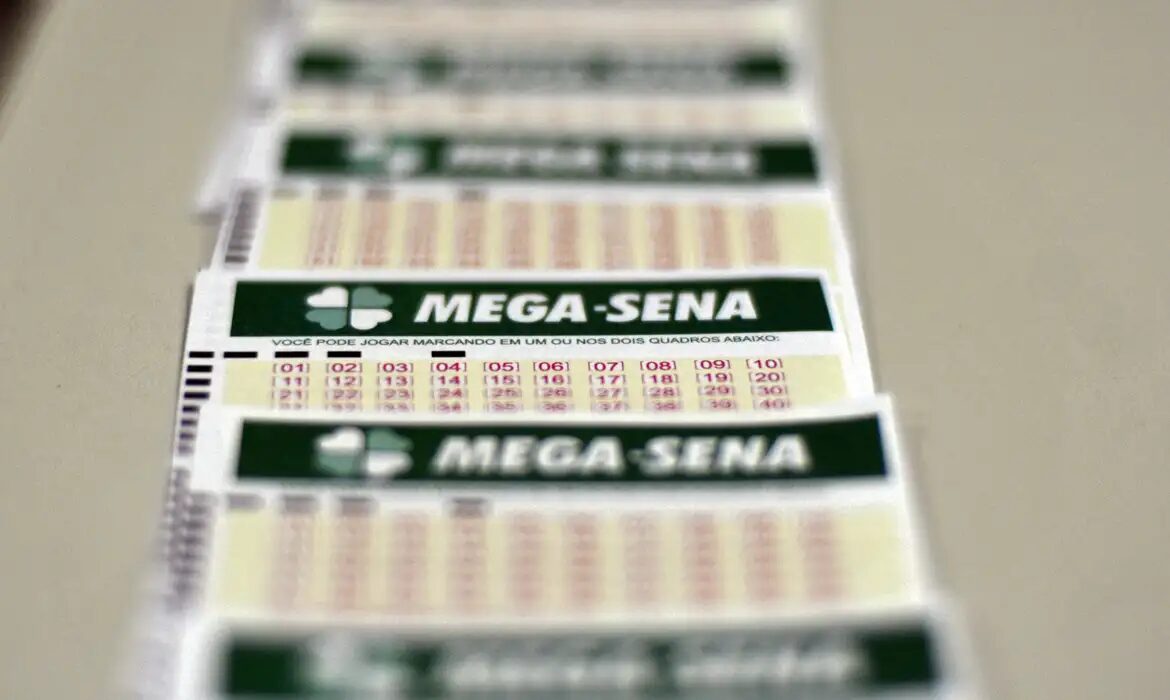 Mega-Sena sorteia prêmio estimado em R$ 170 milhões neste domingo