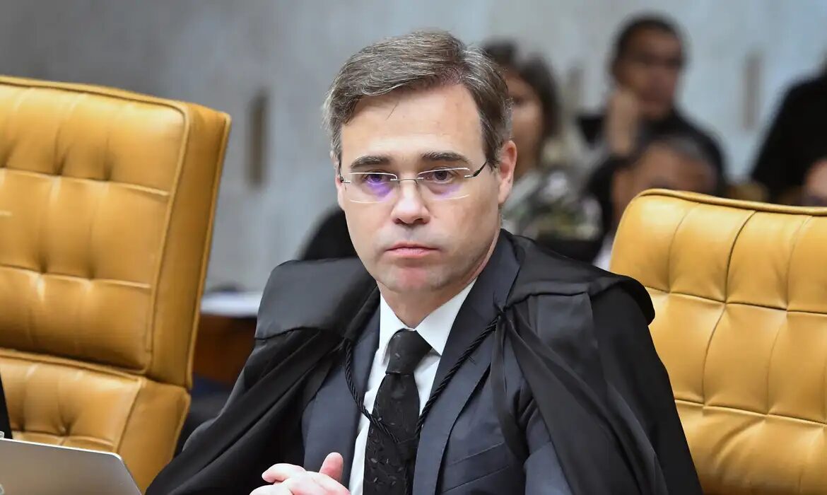 Mendonça reforça que Lula e Flávio Bolsonaro podem divulgar sigilos sem intermediação do TSE