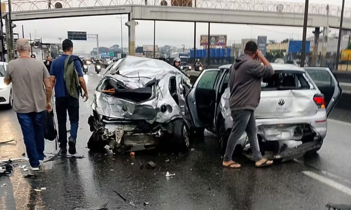Motorista passa mal ao volante, infarta e causa engavetamento com 20 veículos