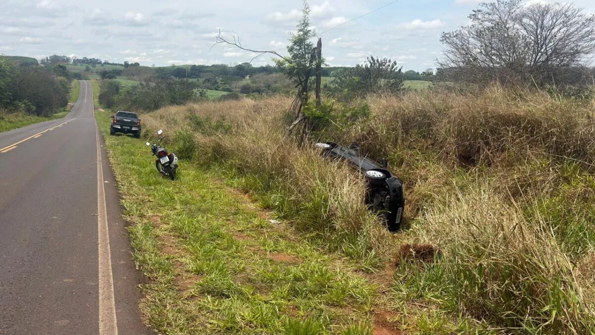 Motorista sofre mal súbito e carro capota na Rodovia Carlos Gandolfi em Fernandópolis