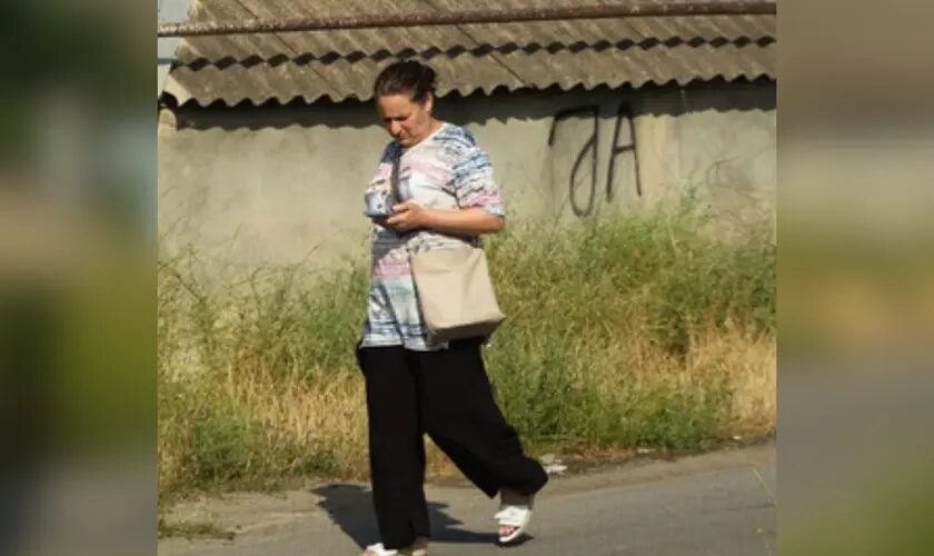 Mulher com câncer recebe oração e descobre cura ao voltar ao médico: ‘O tumor sumiu’