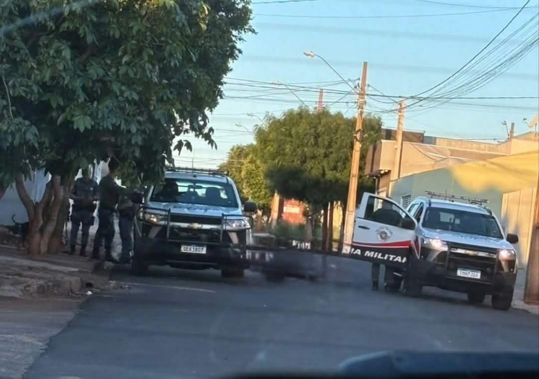 Mulher é presa em flagrante após esfaquear marido no bairro Esmeralda em Ouroeste