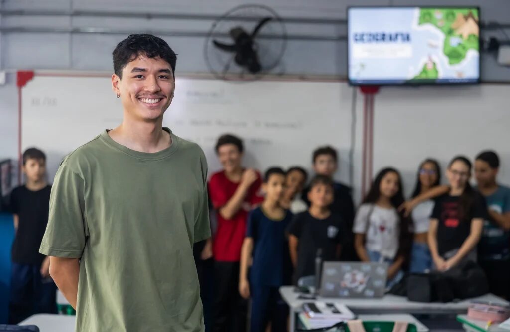 Nascido no Japão, ex-aluno de escola de Guarulhos retorna à rede pública como professor e vence prêmio estadual por desempenho