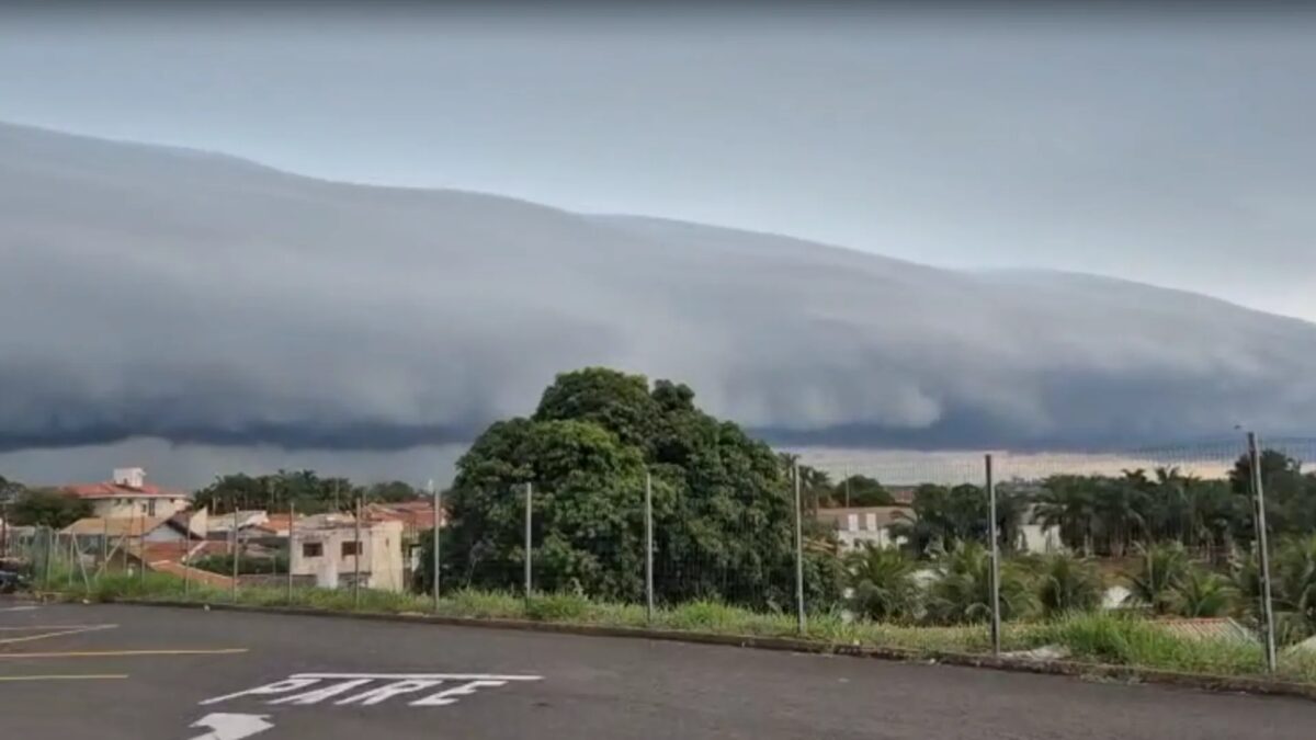 Nuvem gigante com aparência de ‘onda’ que parece 'engolir' cidade chama atenção no interior de SP