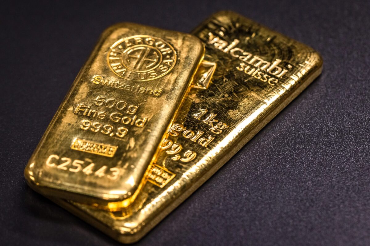 Ouro cai em meio a aversão global a risco e avanço do petróleo