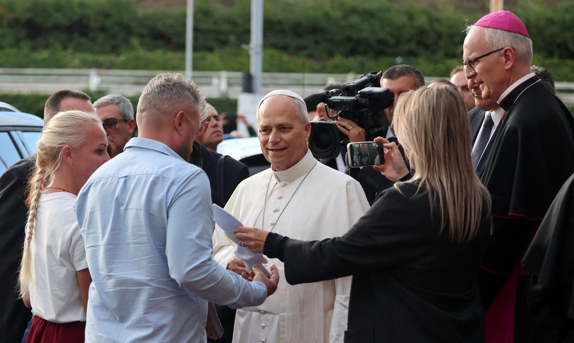 Papa Leão XIV recebe alta e retorna ao Vaticano quatro dias após cirurgia de câncer no pulmão