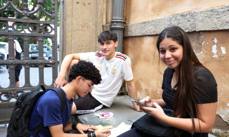 Participação de jovens de 16 a 18 anos diminui em 2026, mas voto jovem ganha destaque nas urnas