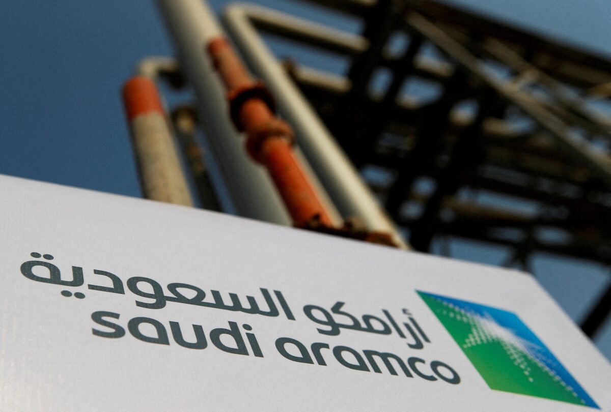 Petróleo fecha perto da estabilidade, mas avança no pós-mercado com ataque à Saudi Aramco