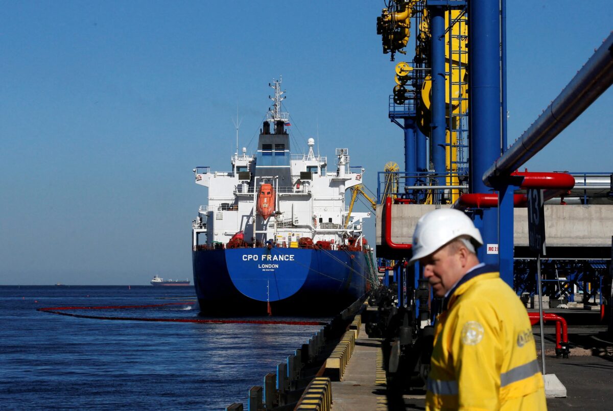 Petróleo fecha sem direção única com perspectiva de oferta russa no radar