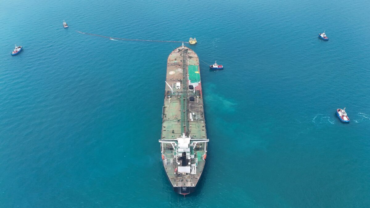 Petróleo sobe com escalada de ataques no Oriente Médio e riscos à oferta