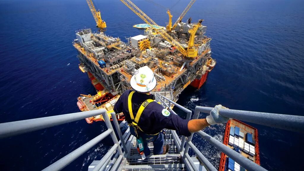 Petróleo sobe e Brent supera US$ 104 com riscos à oferta no radar