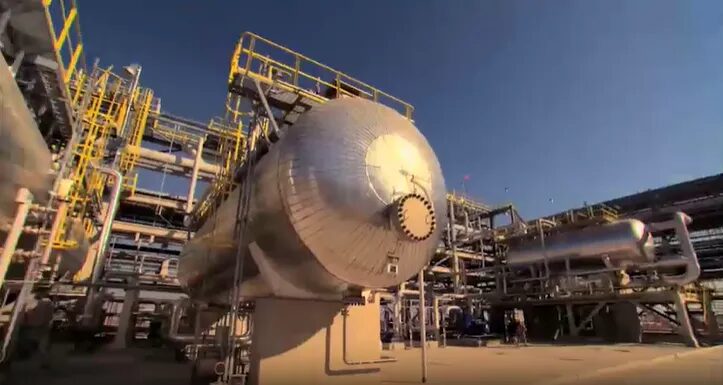 Petróleo tem leve queda após EUA suspenderem sanções sobre combustível russo