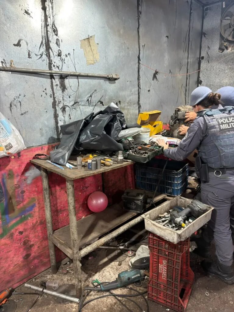 PM de SP prende 22 suspeitos em desmanche clandestino localizado através de rastreador de carro furtado