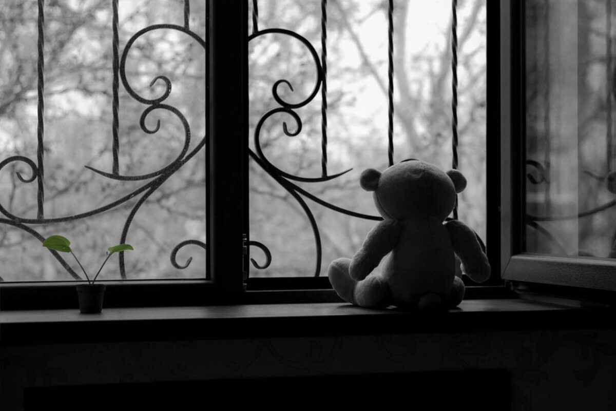 Polícia investiga mãe suspeita de abandonar filhos menores sozinhos em casa para pedir comida