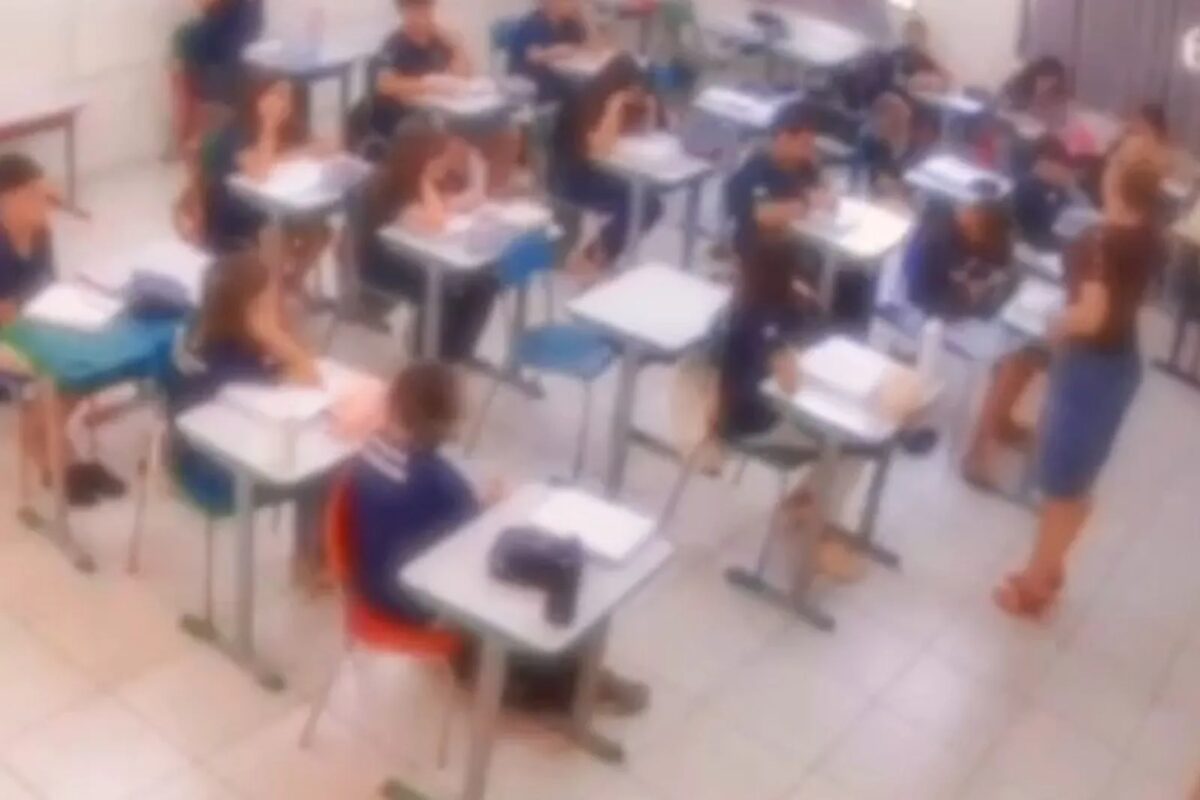 Polícia investiga professora por suspeita de crime eleitoral e racismo após falas sobre ‘pezinho na senzala’ e fascismo em aula