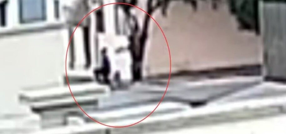 Polícia prende idosa que jogou óleo fervente em vizinho na região