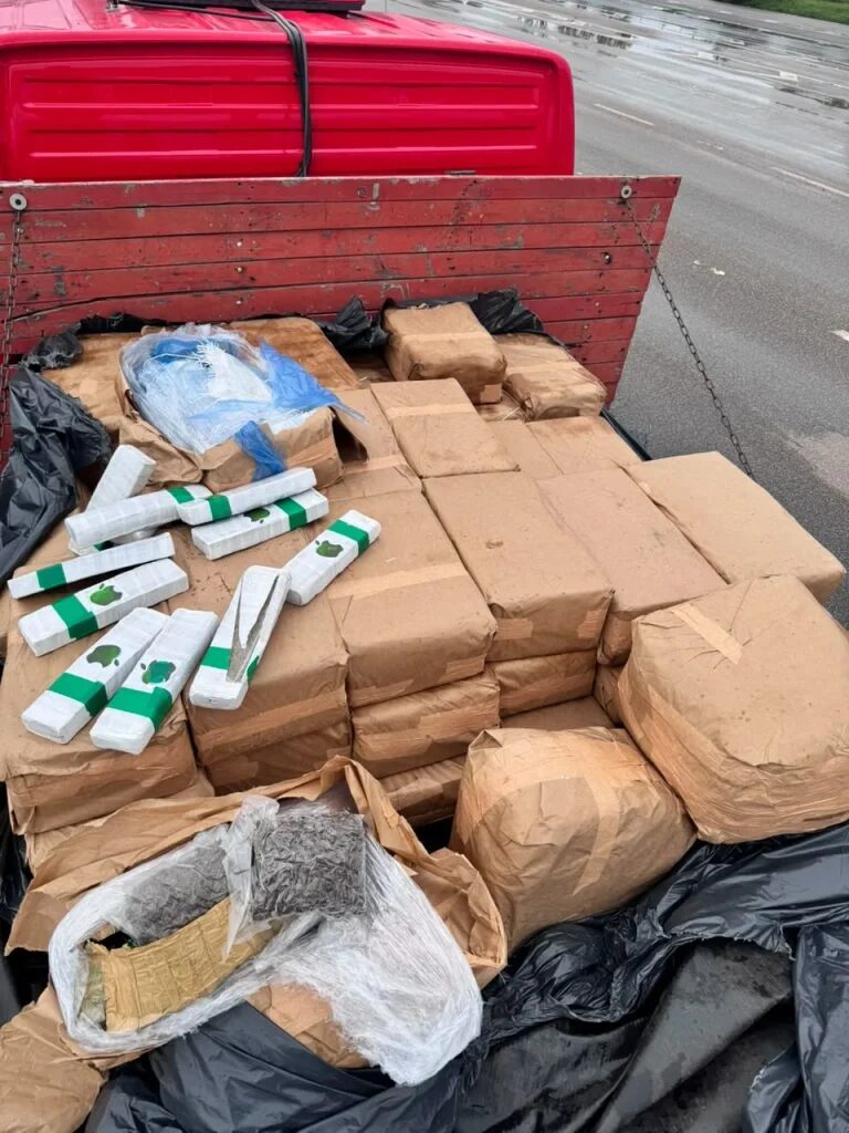 Polícia Rodoviária de SP apreende quase 1 tonelada de maconha escondida em caminhão no interior do estado