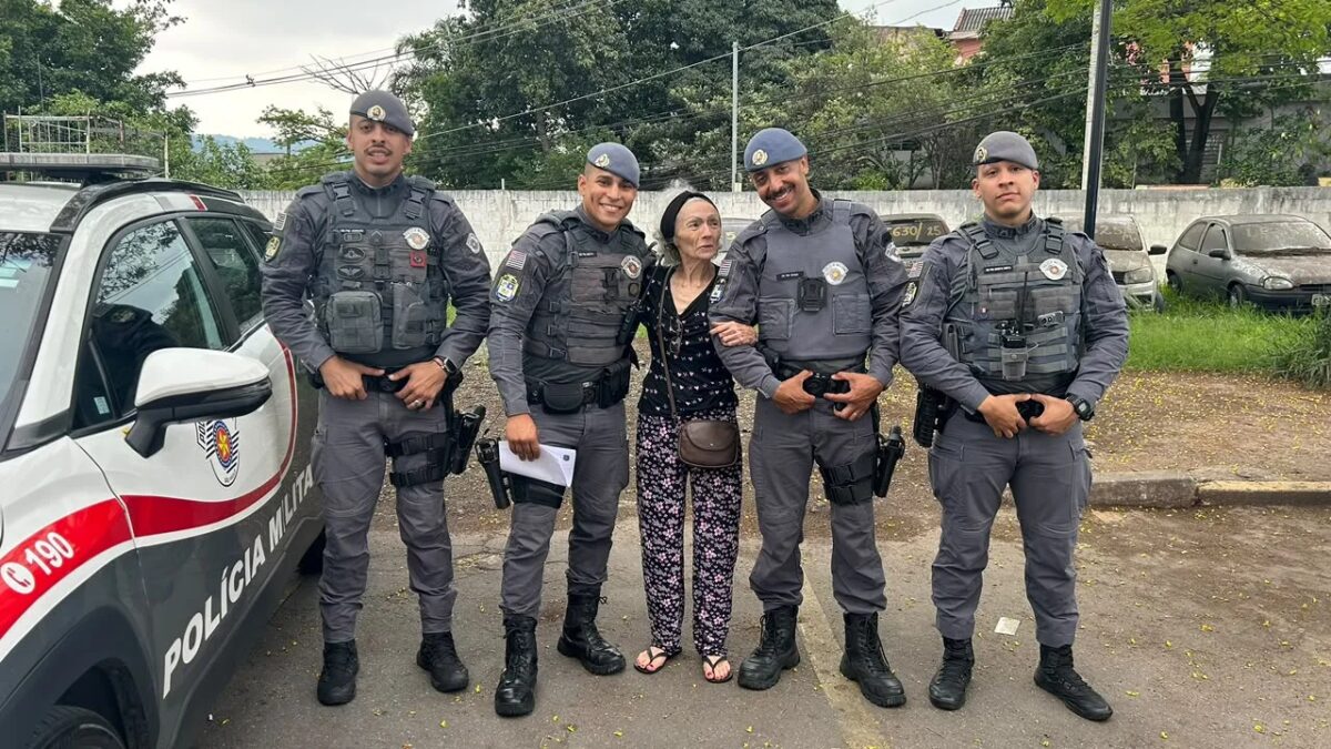 Policiais militares resgatam idosa, duas pessoas e cão em incêndio residencial