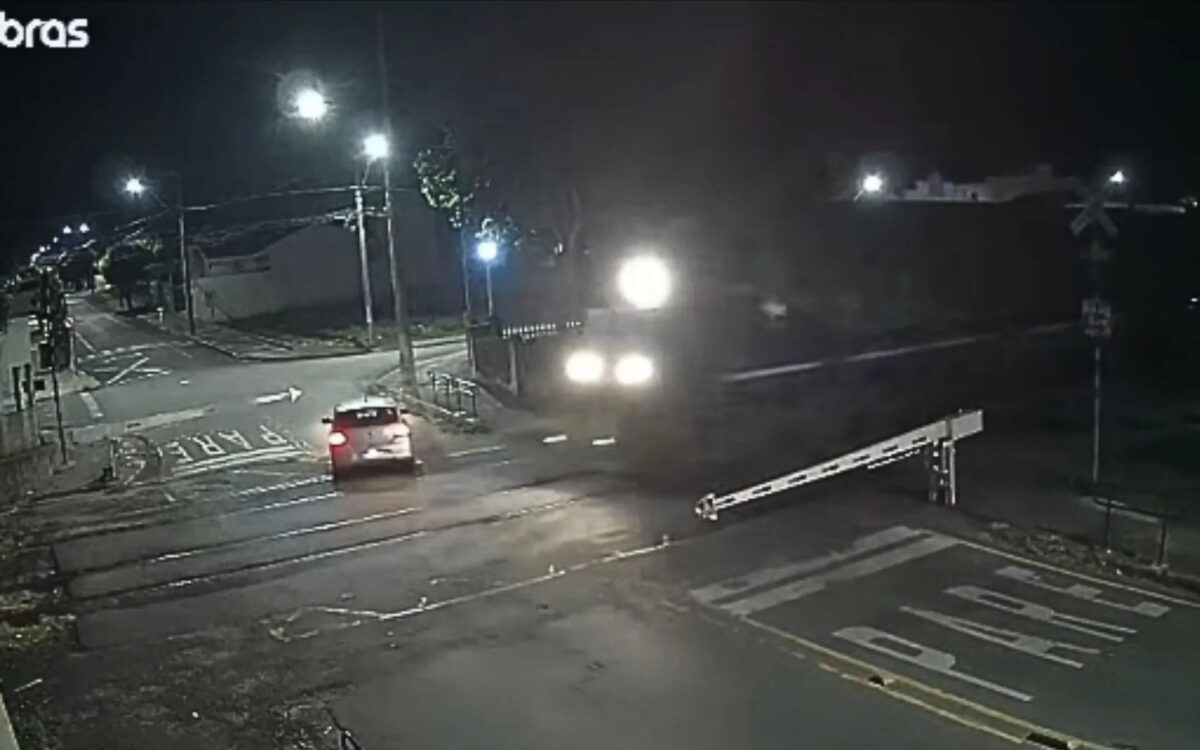 Por um triz: câmera grava momento em que carro quase é atingido por locomotiva ao atravessar linha férrea
