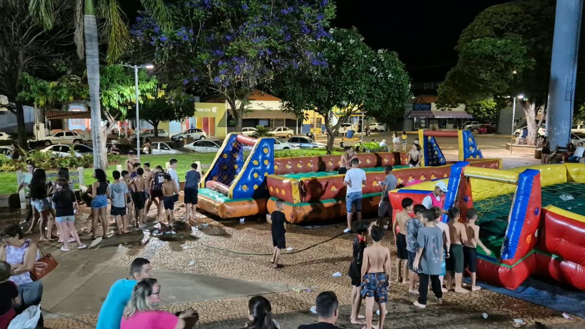 Praça central de Mira Estrela recebe festa com brinquedos e distribuição de guloseimas no Dia das Crianças