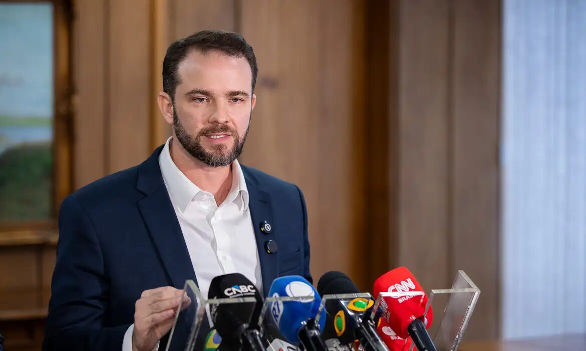Previsão de superávit no Orçamento de 2027 está mantida, diz Durigan