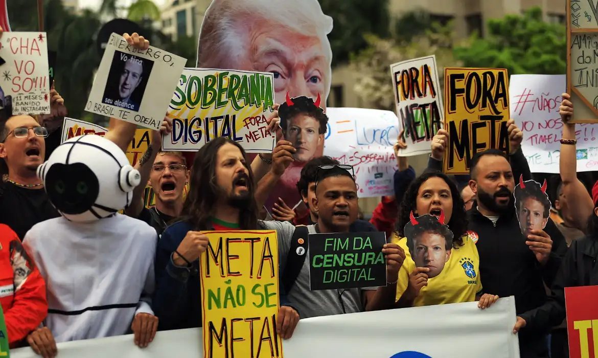 Protesto em SP cobra transparência e neutralidade da Meta