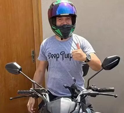 Radialista diz que nunca foi à cidade onde recebeu multa por pilotar moto sem cinto de segurança