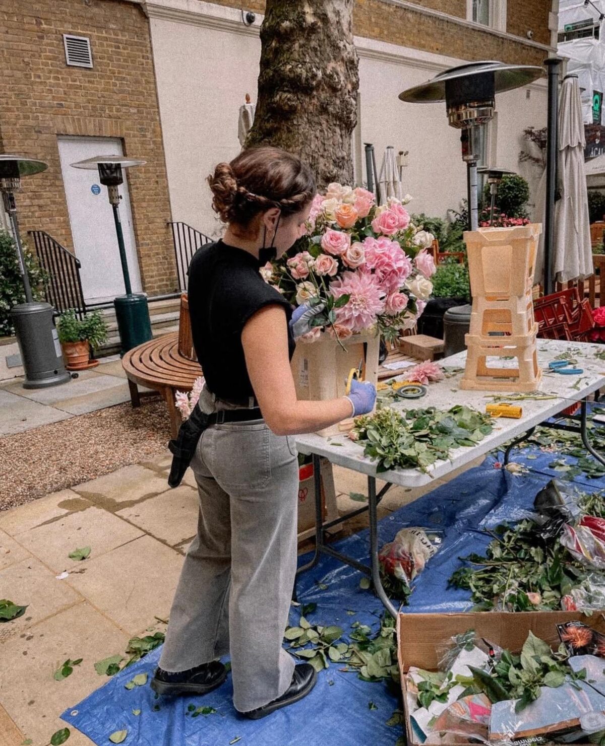 Rio-pretense integra equipe de ‘Bridgerton’ como florista e atriz em Londres