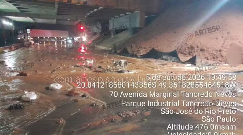 Temporal provoca deslizamento de terra e interdita alça de acesso da Rodovia Washington Luís