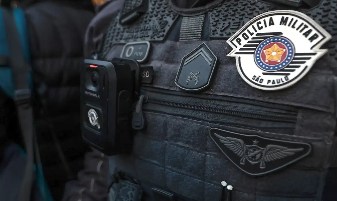 Três suspeitos morrem e policial fica ferido durante confronto em assalto a residência