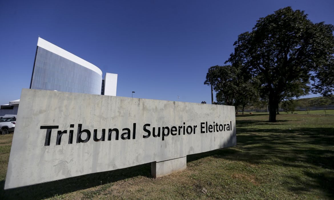 TSE estuda desativar canais políticos no WhatsApp 48h antes da eleição
