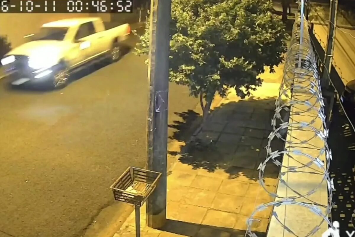 VÍDEO: motorista desrespeita o pare, bate caminhonete contra motociclista e foge em avenida de Rio Preto