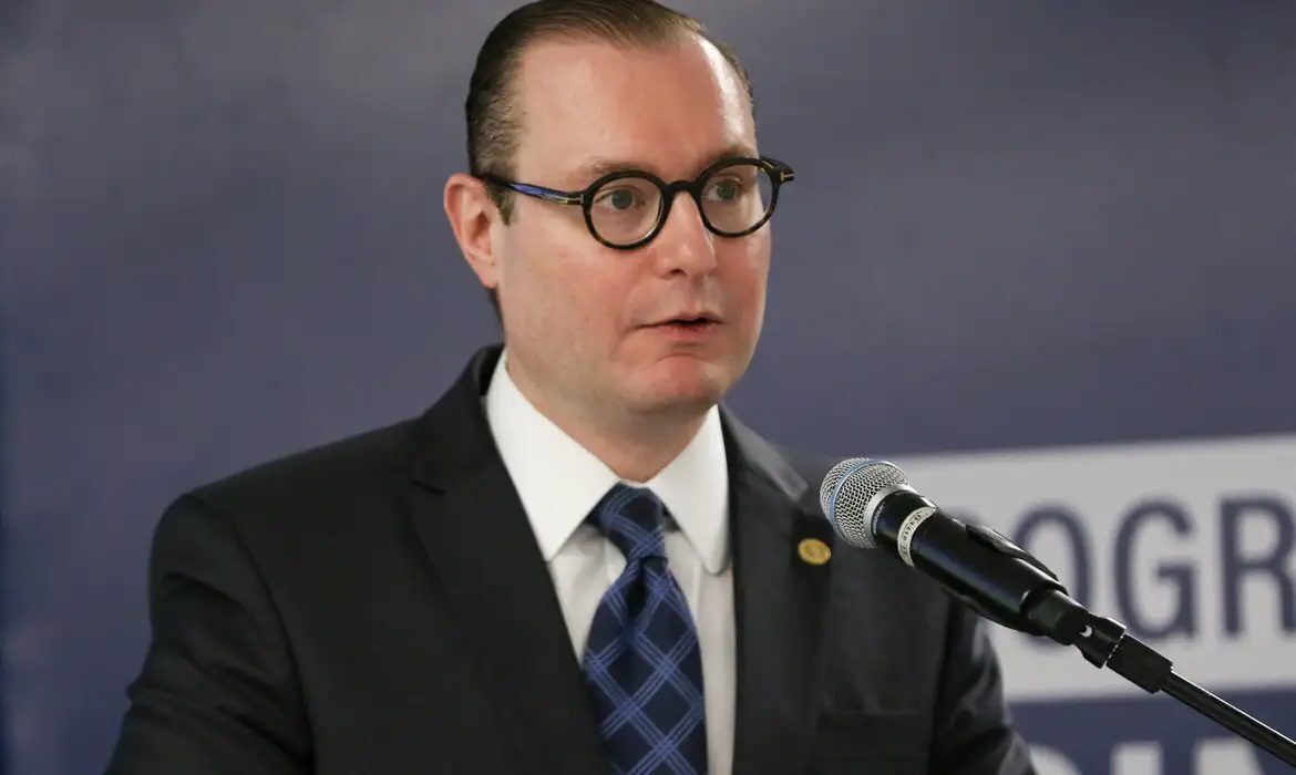 Zanin aciona PGR e AGU sobre segundo turno para governo do RJ